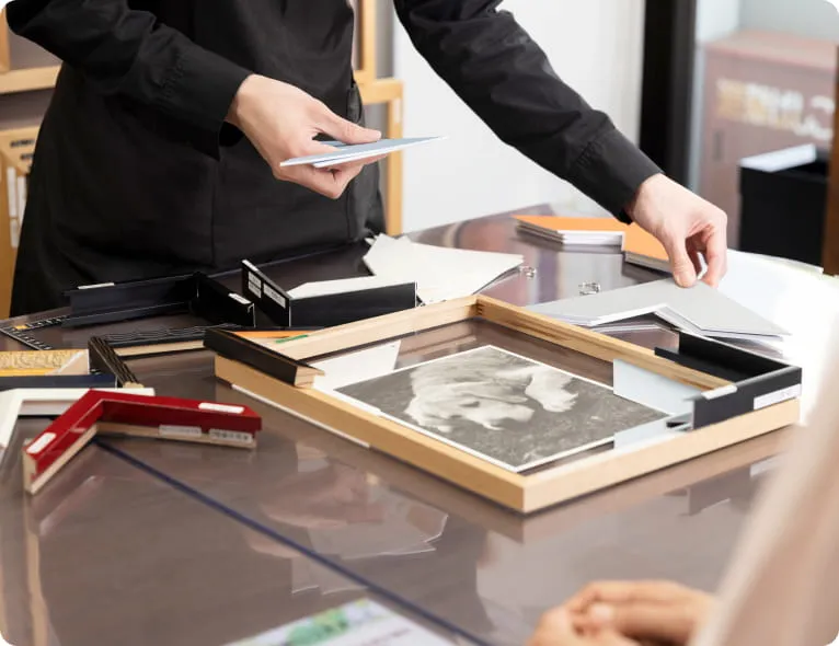 スタッフが作品にサンプルを当てている様子