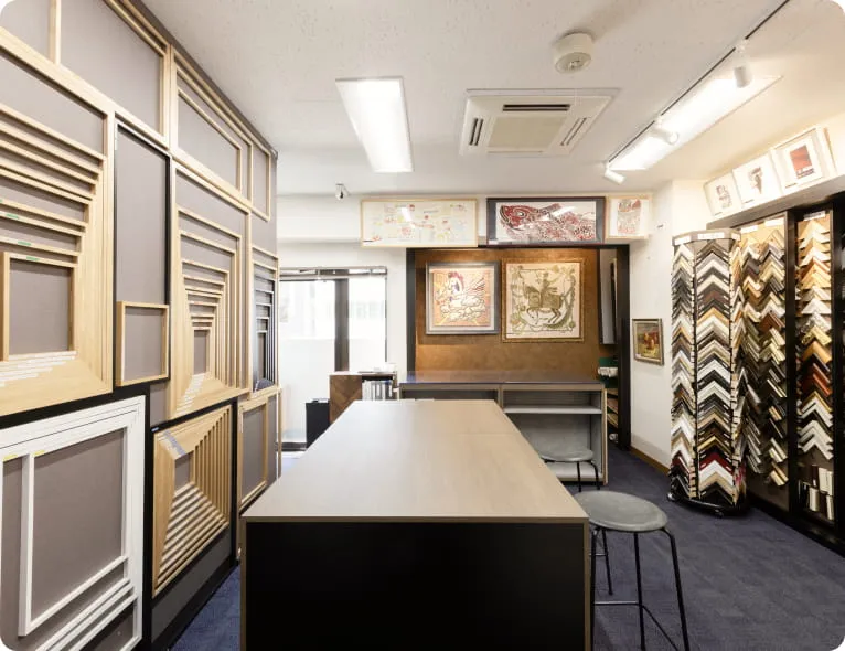 サンプルや見本が並んでいる打ち合わせスペース