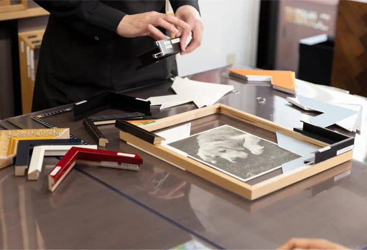 額装をするスタッフの画像